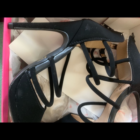 Cute strappy heels - Picture 5 of 8